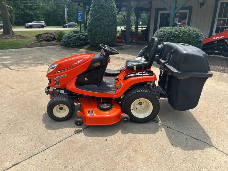 “NICE” 2019 54″ KUBOTA GR2120 w/TRIPLE BAGGER