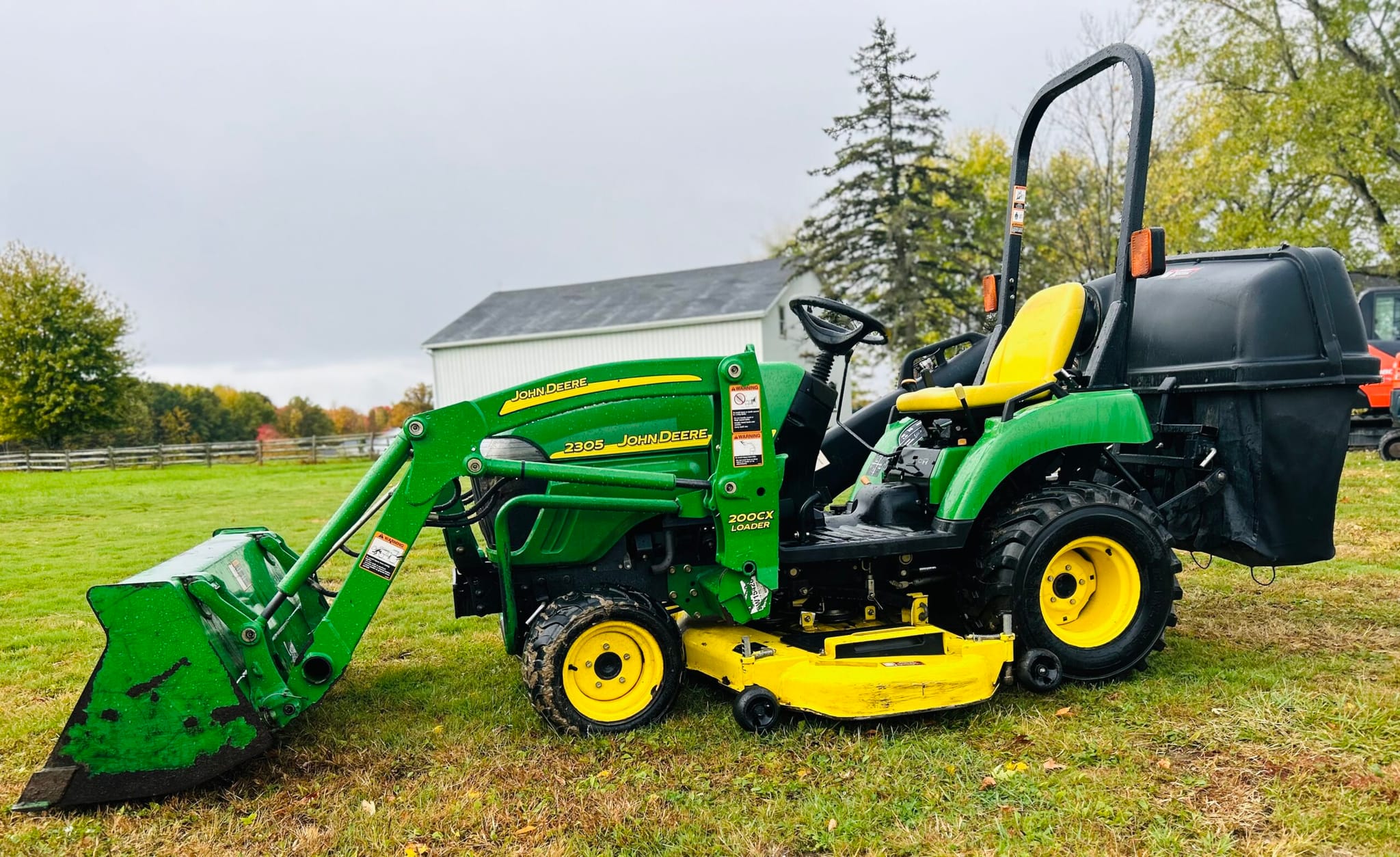 2007 JOHN DEERE 2305 w/ 54″ DECK & BAGGER