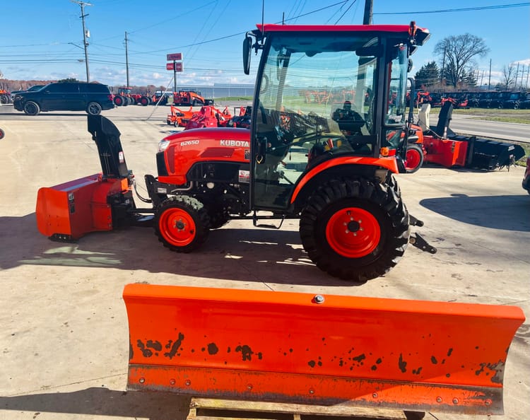 EXCELLENT LOW HOUR KUBOTA B2650HSDC w/51″ SNOWTHROWER & 72″ SNOW BLADE